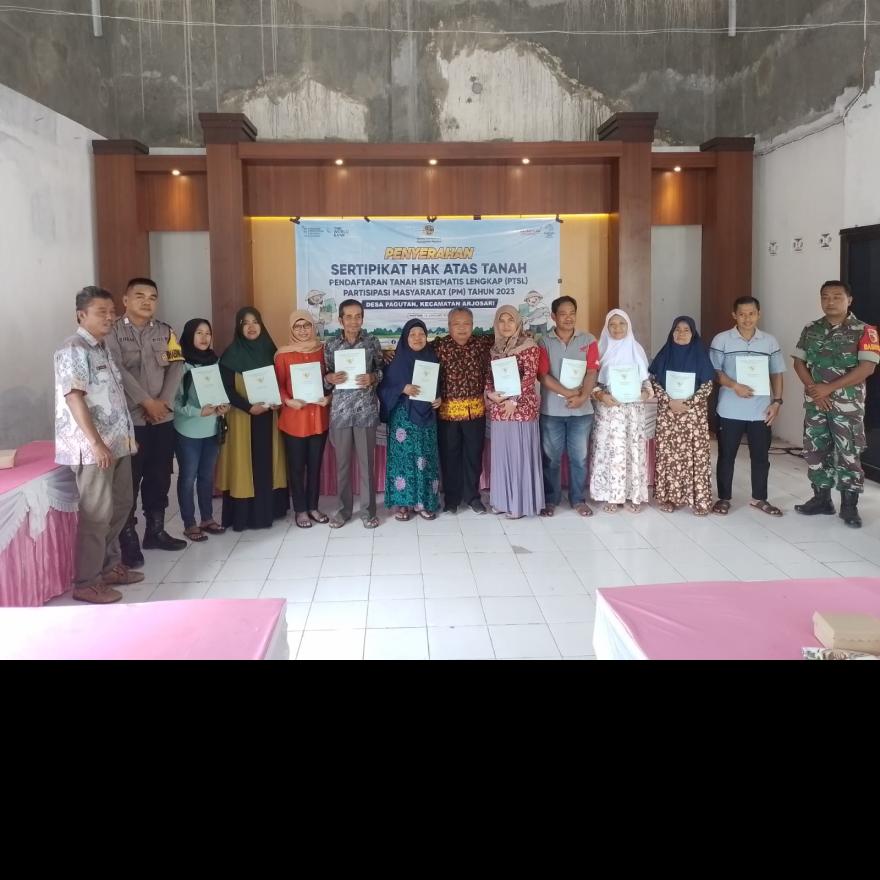 Penyerahan Sertifikat Program PTSL Tahun 2023 di Desa Pagutan Kecamatan Arjosari Kabupaten Pacitan